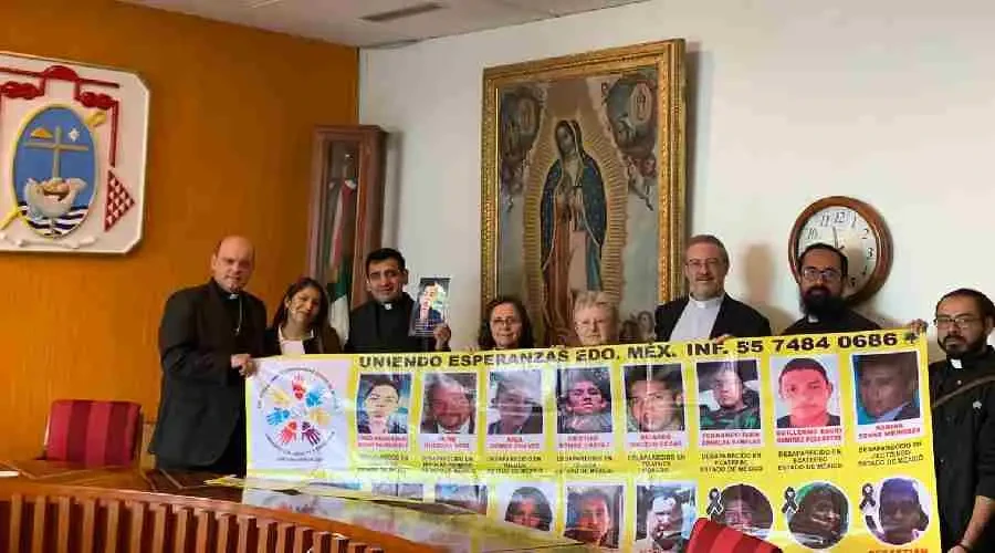 Bishop Francisco Javier Acero with the mothers of the disappeared and priests.?w=200&h=150