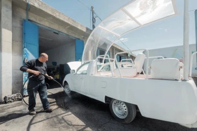 Popemobile to Gaza